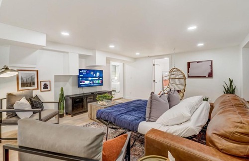 West Colorado Springs Apartment | Sundance Retreat 2 King Beds Downtown & Kitchen