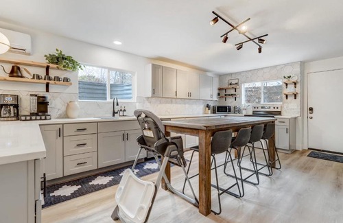 West Colorado Springs Apartment | Sundance Retreat 2 King Beds Downtown & Kitchen
