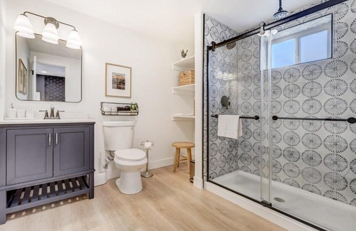 West Colorado Springs Apartment | Sundance Retreat 2 King Beds Downtown & Kitchen