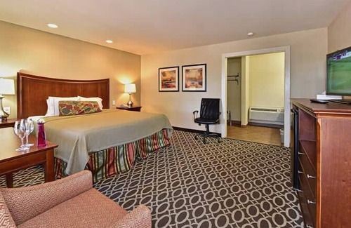 Fredericksburg Hotel | Sunday House Inn and Suites