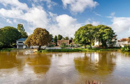 Staines Hotel | Sunday London Staines-upon-Thames Heathrow T5
