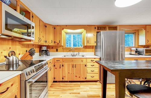 Sunday River Area Ski Chalet | Sunday River less than 1 mile! Hot Tub! Fire Pit! Sleeps 10!