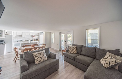 Gilbertsville House | Sundaze- NEWLY REMODELED! Come join us for a getaway to Kentucky Lake!