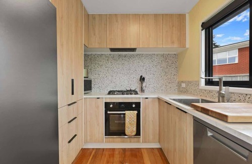 Springfield House | Sundrenched 70's | 3 Bed + Sleep-out with Spa Pool