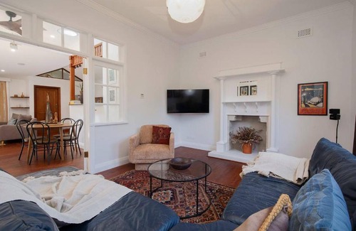 Highfields House | 'Sunfields' Garden Hideaway between Beaches and CBD