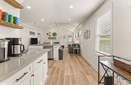 Saint Simons Heights Cottage | Sunflower Hideaway -Walk to eats, bike to beach, pet friendly, Relaxed backyard.
