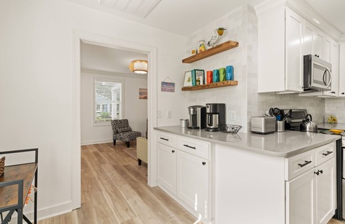 Saint Simons Heights Cottage | Sunflower Hideaway -Walk to eats, bike to beach, pet friendly, Relaxed backyard.