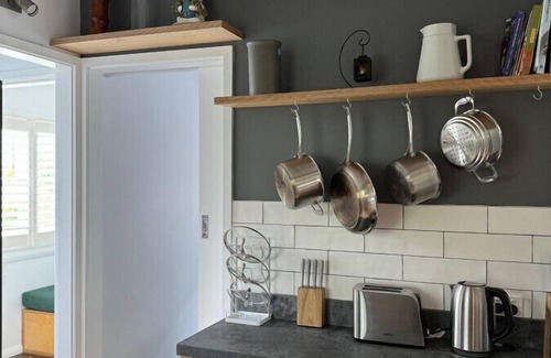 Wentworth Falls Cabin | Sunflower House, a cozy cabin at Lake Wentworth