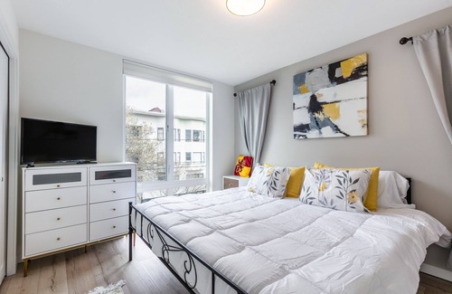 Broadway Condo | Sunflower house