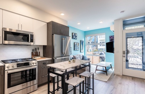 Broadway Condo | Sunflower house
