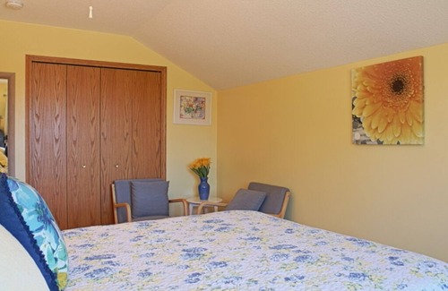 Charlevoix Bed & Breakfast | Sunflower Inn - Zinnia Room