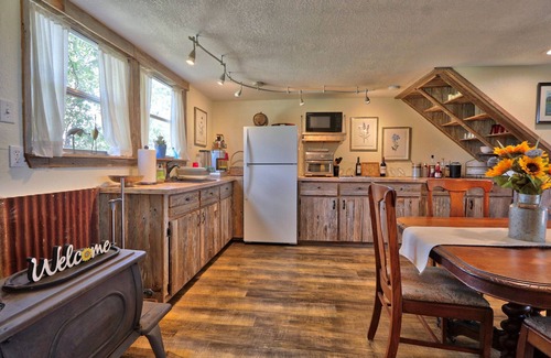 San Marcos Cabin | Sunflower Ridge Cabin - Charming Romantic Getaway