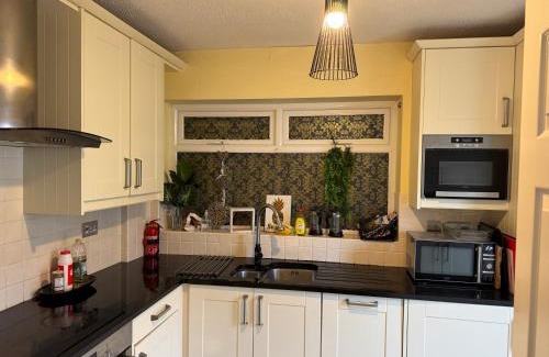 Hanham House | Sunflower villa
