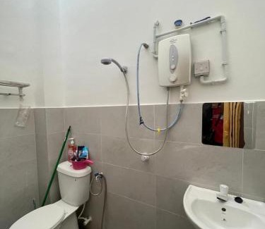 Alor Gajah Apartment | Sungai Udang Homestay 4 bilik dengan 2 loteng atas