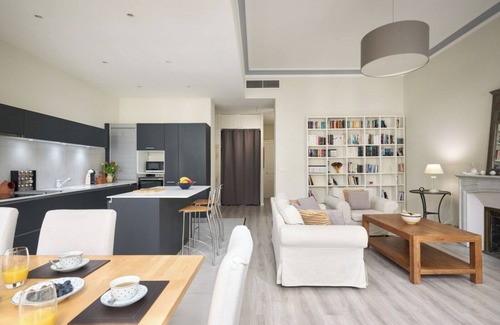 Lepante Quarter Apartment | Sunlight Properties GISELE: Hyper centre, 1 bedroom with bright modern living