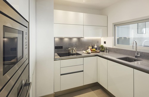Fabron Apartment | SunlightProperties SKYBLUE - Luxury flat for 6 - Bathtub with a sea-view