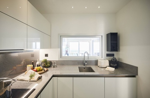 Fabron Apartment | SunlightProperties SKYBLUE - Luxury flat for 6 - Bathtub with a sea-view