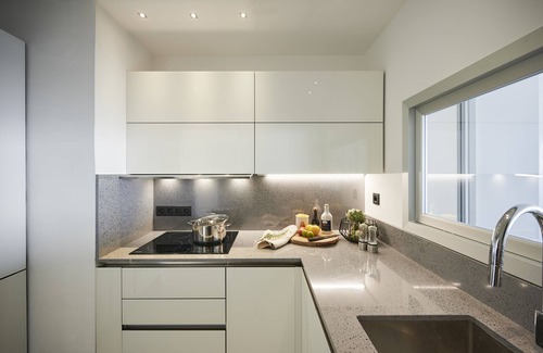 Fabron Apartment | SunlightProperties SKYBLUE - Luxury flat for 6 - Bathtub with a sea-view