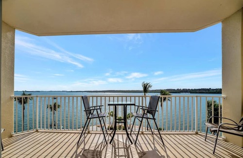 St. Petersburg - Clearwater Apartment | Sunlit Bayview Suite Balcony Pool Hot Tub
