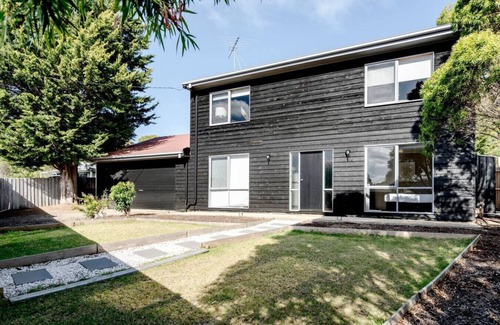 Jan Juc House | Sunlit Deck: Game Room, Bar Window & Beach - 3min