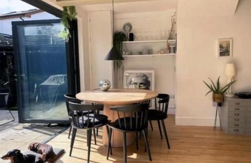 Rathmines Apartment | Sunlit Designer Haven in Trendy Neighbourhood