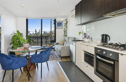 Richmond Apartment | Sunlit home Private Balcony with city views