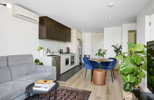 Richmond Apartment | Sunlit home Private Balcony with city views