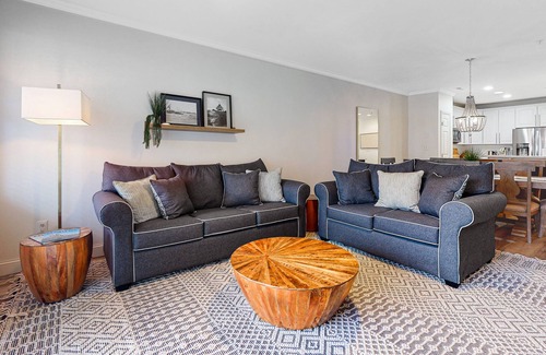 Sunset Island Condo | Sunlit island abode with bayside beach, pools, WiFi, balcony, & AC