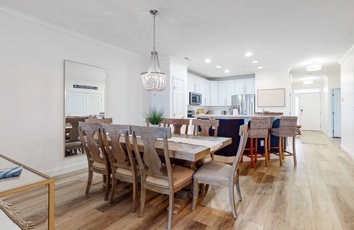 Sunset Island Condo | Sunlit island abode with bayside beach, pools, WiFi, balcony, & AC