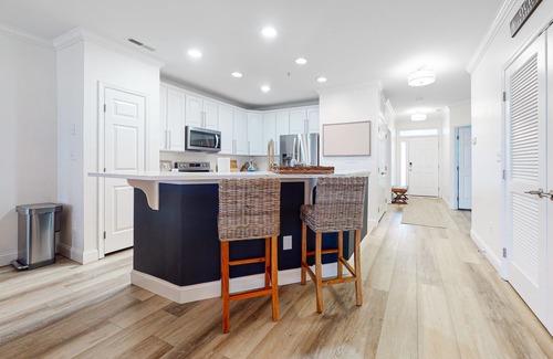 Sunset Island Condo | Sunlit island abode with bayside beach, pools, WiFi, balcony, & AC
