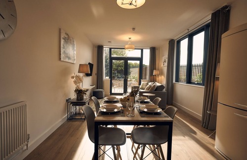 Hungerford Apartment | Sunlit One Bedroom Apartment with Terraced Patio