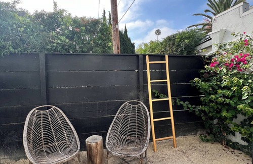 Sunset Junction Apartment | Sunlit Silver Lake Studio for the Holidays