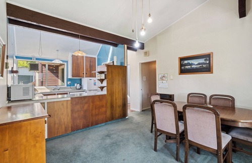 Wanaka House | Sunlit Solace - Wanaka Holiday Home