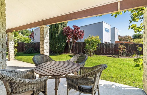 Wanaka House | Sunlit Solace - Wanaka Holiday Home