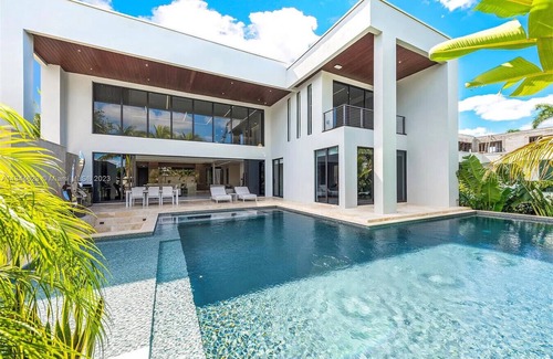 Seybold Villa | Sunlit Stylish Sanctuary - Ultimate Miami Luxury