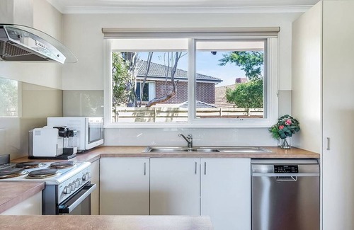 Glen Waverley House | Sunlit Suburbia A Breezy Abode in Glen Waverley