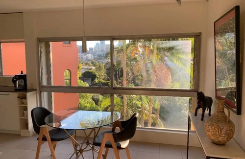 Potts Point Apartment | Sunny 1 Bedroom City Apartment with Rooftop Pool & BBQ