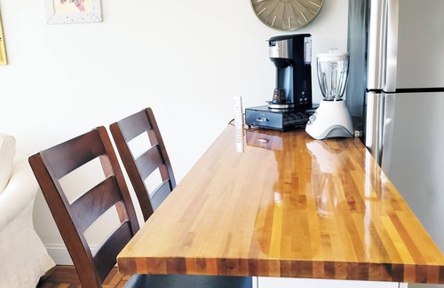 Queens Apartment | Sunny 1-bedroom in charming Bayside close to restaurants and Bayside train