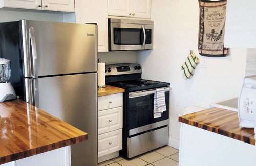 Queens Apartment | Sunny 1-bedroom in charming Bayside close to restaurants and Bayside train