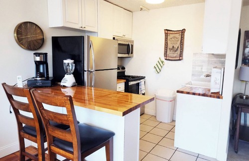 Queens Apartment | Sunny 1-bedroom in charming Bayside close to restaurants and Bayside train