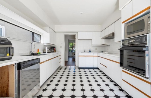 West Side House | Sunny 1-Bedroom Private Rooms in Charming Vancouver