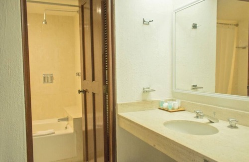 Puerto Juarez Resort | Sunny 1 Bedroom with Marina view in Family Friendly Cancun resort