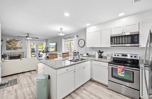 Jacksonville Beach Apartment | Sunny 2BR Duplex–Walk to Beach & Local Eateries!