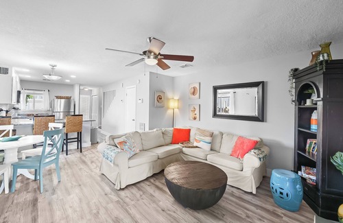Jacksonville Beach Apartment | Sunny 2BR Duplex–Walk to Beach & Local Eateries!