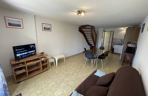 Saint-Cyprien Plage Villa | Sunny 2BR Villa with Terrace, BBQ & Garage in Saint-Cyprien, 6 Guests, Near Beach & Aqualand