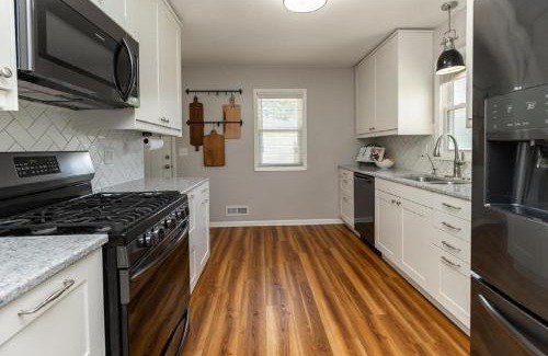 Richfield House | Sunny 3BR Home with Yard & Finished Basement - Richfield