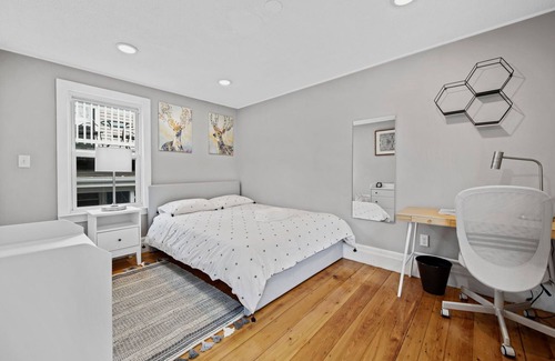 Winter Hill Apartment | Sunny 4BD 2BTH Apt in Somerville