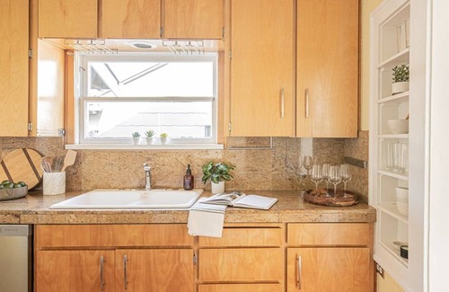 Concordia House | Sunny Alberta Arts Bungalow - 2 Blocks from Alberta - Quiet Street - Pets OK!