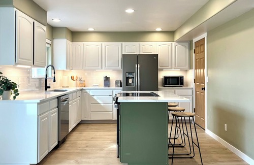 East Wenatchee House | Sunny and Stylish Home with Views and huge fully fenced backyard
