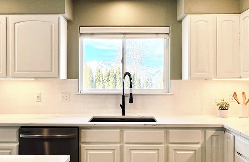East Wenatchee House | Sunny and Stylish Home with Views and huge fully fenced backyard